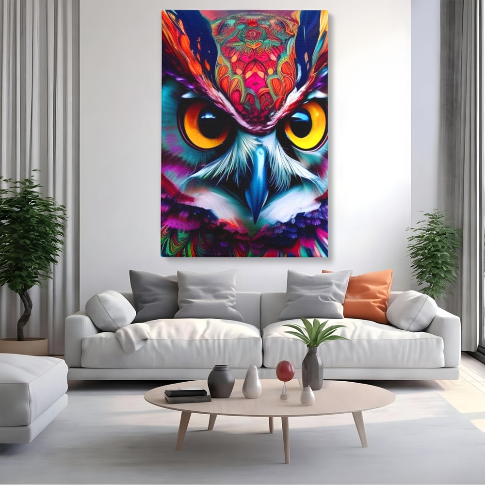 Tablou canvas cu portret digital de bufnita colorata, fara rama, pe sasiu de lemn, pe perete intr-un living
